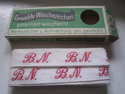 Initialen - Lint B.N.  Lint 1 cm breed