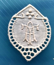 1 Monogram  A.T. of  T.A.  3 x 2,5 cm