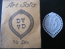 6 Monogrammen - D.V. - V.D.  29 x 24 mm