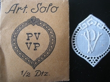 6 Monogrammen - P.V. - V.P.  29 x 24 mm