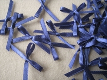 50 donkerblauw strikjes  4 mm