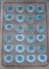 24 Glasknöpfe auf Karte - Weis  18 mm
