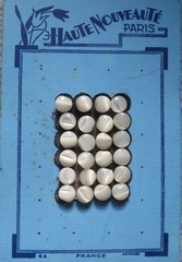24 Perlmuttknöpfe  6,5 mm