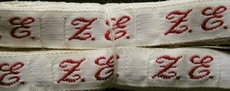 1 Initiaal - Lint Z.E.  Lint 1 cm breed