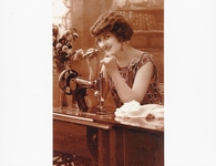 Vrouw achter naaimachine  10 x 14,5 cm