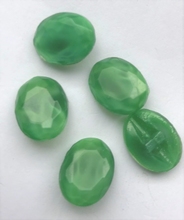 Glasknoop - groen  13 x 10 mm