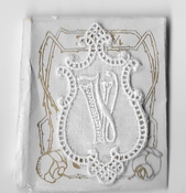 6 Monogrammen V.V.. 4,5 x 2,5 cm