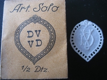 6 Monogrammen - D.V. - V.D. 29 x 24 mm
