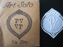 6 Monogrammen - P.V. - V.P. 29 x 24 mm