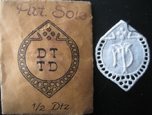 6 Monogrammen - D.T. - T.D 29 x 24 mm