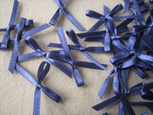 25 donkerblauw strikjes 6 mm