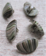Glasknoop - groen gestreept 14 x 10 mm